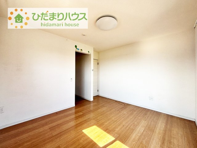 大きなベッドを置いても余裕の広さの主寝室♪