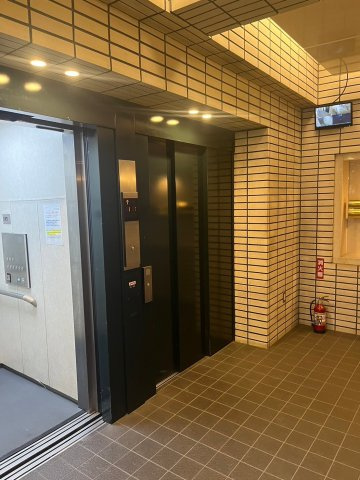 1階　エントランスのエレベーター　2基
