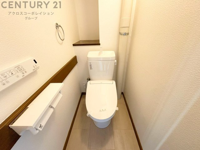 温水洗浄便座付トイレは温水洗浄機能により、暖かい水でおしりを洗浄することができ、冷たい水を使う従来の便座に比べ、温水洗浄機能で暖かいトイレを提供し、快適な使用を可能にします。