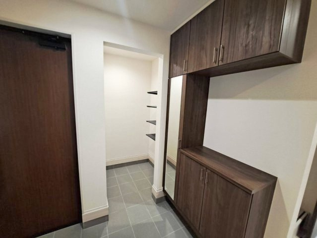 可動棚付き土間収納、姿見付きシューズボックス