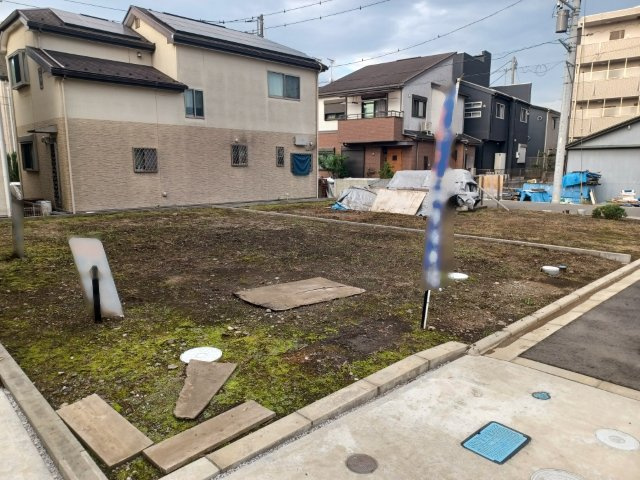 現地に行くなら、物件の周囲の地形がどうなっているかを見ることも大切です。周辺より低くなっている土地では、大雨などで水が集まりやすいため、地盤が弱くなっているということも考えられるため、注意が必要です。
