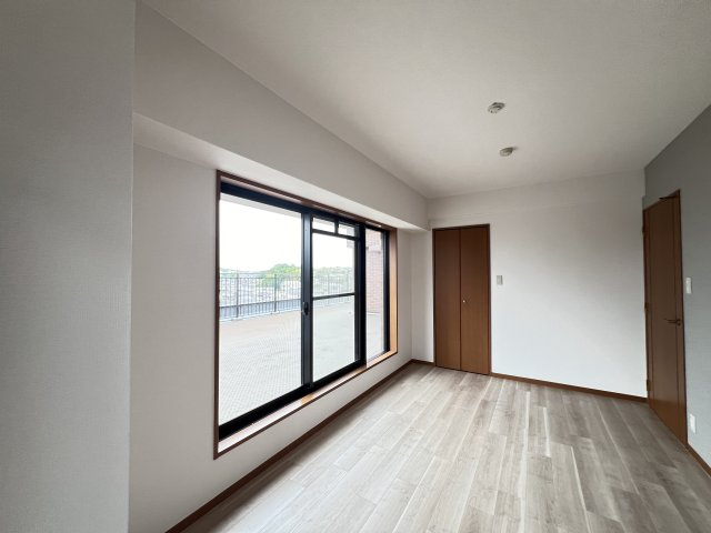 明るい洋室です　収納付き