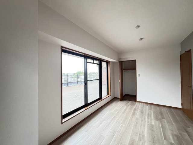 明るい洋室です　収納付き