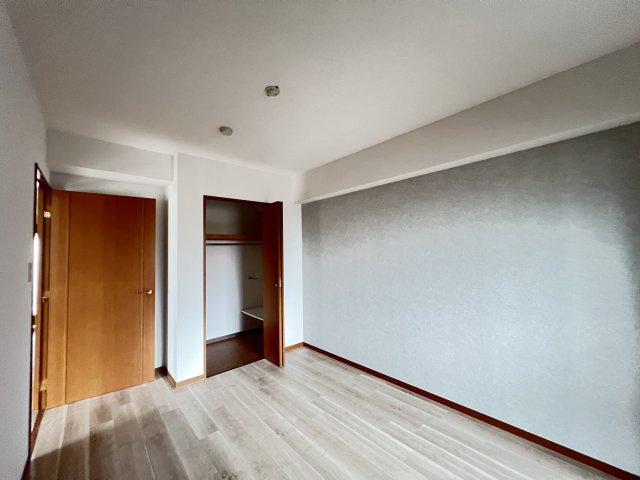 落ち着いた色調の洋室です　収納付き