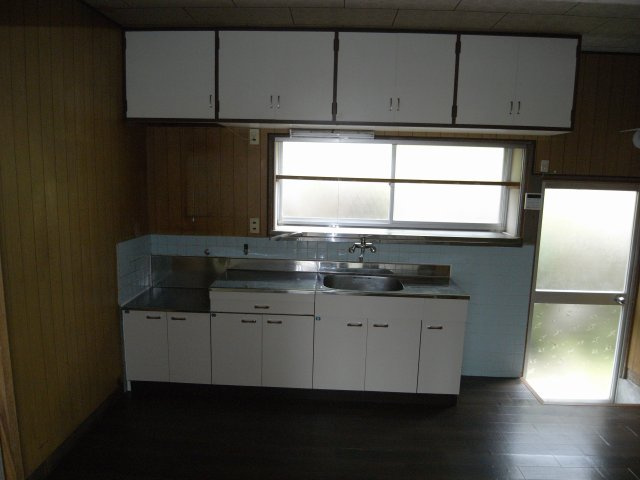 明るい窓と勝手口があるダイニングキッチンは、通風も良く快適に過ごせる空間です。勝手口から直接外へ出られるため、ごみ出しや庭仕事、買い物帰りの荷物運びにも便利。リフォーム次第でさらに機能的なキッチンへ。