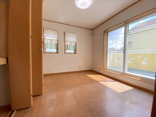 5.3帖の洋室です。クローゼット2箇所、2面採光で過ごしやすいお部屋です。