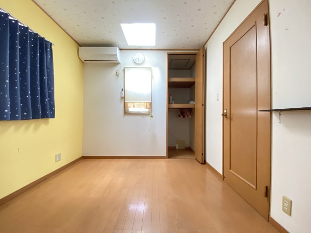 北側の4.5帖のお部屋です。天窓が付いていて、日差しが入ってきます。