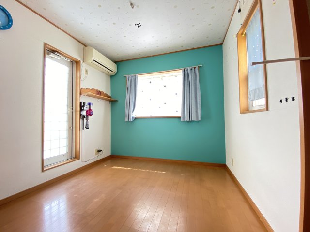 南側4.5帖のお部屋です。3面採光で日当たり、通風良好です。