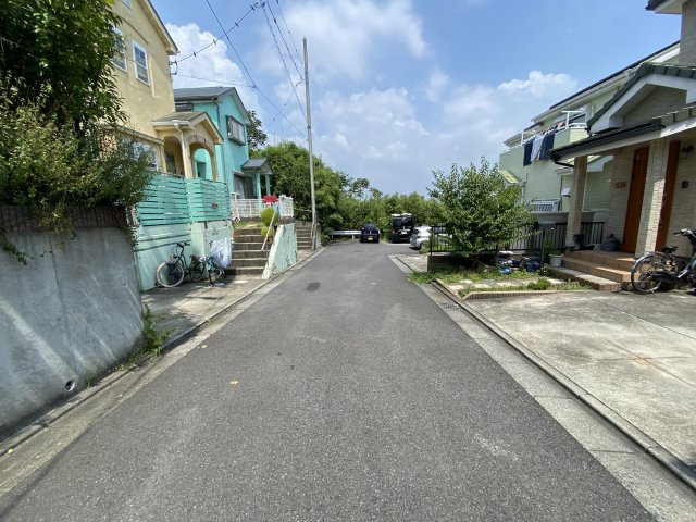 前面道路は行き止まりの為、交通量がなく安心です。また、折り返しが出来るスペースもあります。