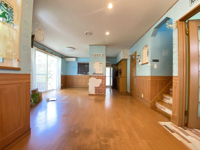 リビング・ダイニングになります。整形の為、家具の配置などがしやすいです。