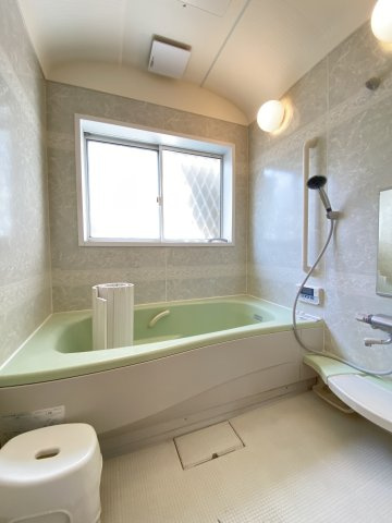 浴槽も広めで、窓も付いていますので換気もしやすいです。