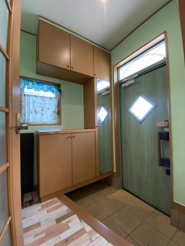 玄関になります。姿見付きのシューズクローゼットで、身だしなみの確認などに使えます。