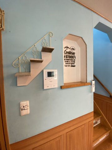 訪問者がわかるモニター付きインタフォンとお気に入りのものを飾れるニッチ棚です。