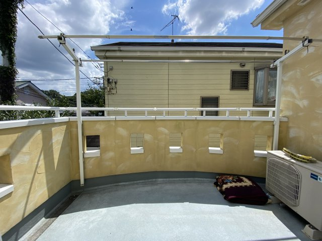 南側バルコニーで広く、洗濯物が沢山干せます。日当たりも良好です。