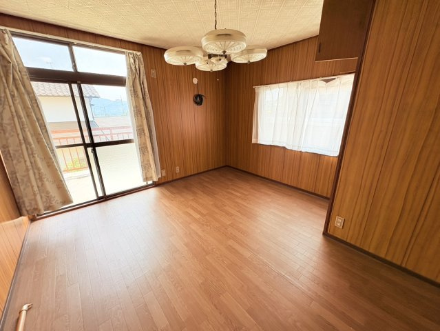 フローリング仕様の洋室は、ベッドやデスクなどの家具配置がしやすく、主寝室や子ども部屋、書斎など多彩な用途に対応します。2面採光により室内は明るく、バルコニーへも直接出入り可能となっています。