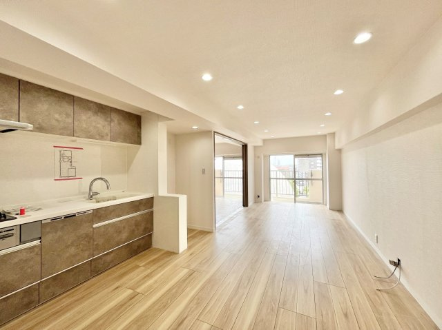 広々したリビングは家族だんらんの時間が自然と増えそうなこだわりの空間です。　