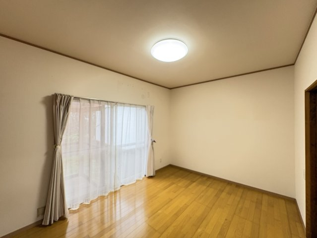 和室と洋室のある間取りは、多様なライフスタイルに対応可能です。和室は落ち着いた空間として、洋室はモダンな生活を楽しむ場として活用できます。和と洋の良さを兼ね備えたバランスの取れた住まいが魅力です。　