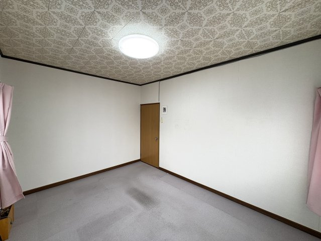 子供部屋にもちょうど良い広さの洋室です。二面採光で、窓から自然豊かな景色を楽しむことが出来ます。窓が多いと換気の面でも安心ですね。落ち着いた時間を過ごすのにおすすめのお部屋です。　