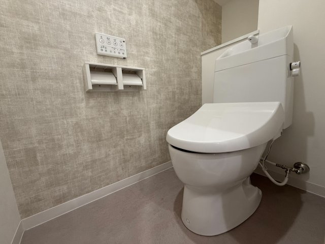 【トイレ】上部棚がありシンプルな作りで無駄のないトイレです！
