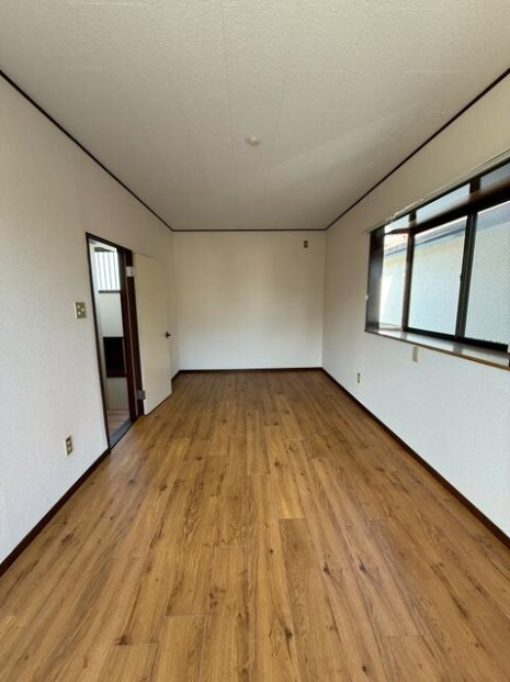 中古ならではの出窓は、奥行き感じ明るい室内を演出してくれます。