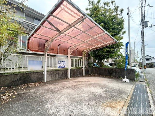 ■カーポート付き駐車場。駐車2台可(車種による)