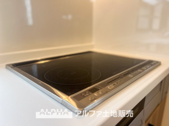 【IH　cooking　heater】　◆IHクッキングヒーター◆火を使わず調理できる為、小さなお子様が居ても安心のアイテム。お掃除もサッとひと拭きで綺麗になるので楽チンですね。