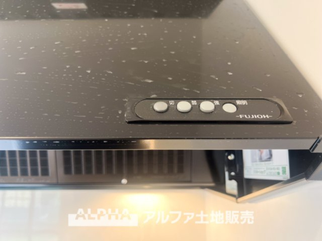 【Range　hood】　◆レンジフード◆武骨なまでに磨きこまれたステンテクスチャーはコンテンポラリー・デザイン。ダウンライトがフードを照らし煌めきの瀟洒なキッチンを演出する。