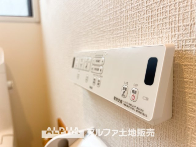 【Warm　water　flush　toilet】　◆温水洗浄便座付きトイレ◆お掃除も楽々。快適に過ごすためには今や欠かせない設備の一つです。壁掛けリモコンで使いやすくいつでも清潔に保てます。