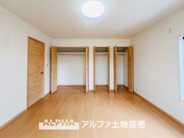 【closet】　◆クロゼット◆各居室のクロゼットは大好きな服、大事なバッグやアクセサリー、そして大切な思い出の品々。そんなものを傍らにそっと置いておきたい場所です。