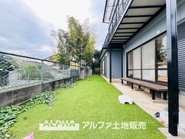 【Garden　with　Artificial　Grass】　◆人工芝のお庭◆いつでも美しい緑が広がる人工芝の庭。お手入れいらずで清潔感があり、家族が心地よく過ごせる憩いのプライベート空間です。
