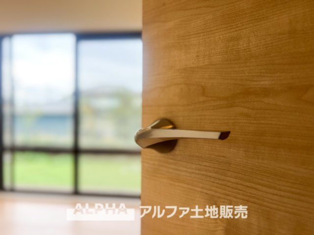 【The　situation】　◆シチュエーション◆リビングルームのドアを開くと、窓から飛び込むのは緑と光の風光明媚な景色。僕の目に映るは、ここで家族と会話をワイワイガヤガヤ楽しんでいる様子。