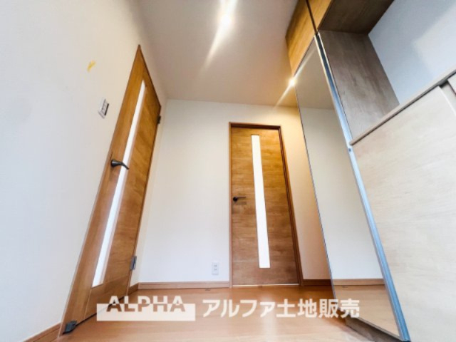 【Entrance】　◆玄関◆大きな姿見は「行ってきます」の気を引き締め、大きなシューズクロークはお気に入りの1足をしまう大切な場所。ダウンライトにまばゆく照らされた大きく開放的なエントランス。