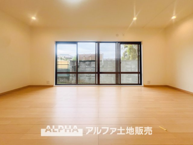 【Living　room】　◆時を忘れる場所◆ここにはみんなが集い、食事と楽しい会話が始まる。話に夢中になりすぎて、ついつい時を忘れ夜半過ぎになってしまう。そんな束の間の幸せを感じさせてくれる場所。