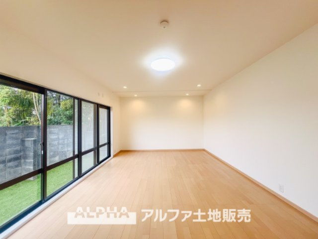【Comfortable　living】　◆居心地のいい暮らし◆には欠かせない眩い採光。ゆったりとした幅の窓からこの空間に降り注ぐ採光が絶えない。明るいリビングこそ居心地のいい暮らしが待っていると思う