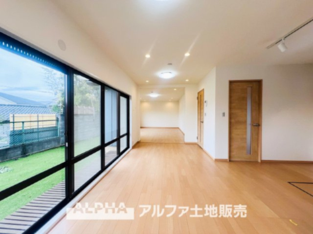 【Green　orchestra】　◆緑のオーケストラ◆窓の外を見渡すと風光明媚な緑の景色。移ろう季節に表情を変えるグリーンとそれに呼応して変化する外観。それはまさに緑とのシンパシー。