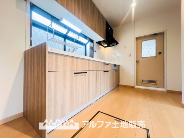 【Kitchen】　◆キッチン◆美しく使いやすいキッチンは油汚れが簡単に拭き取れる素材で加工されており、浄水器シャワーから流す水の音を軽減する静かなシンクを採用。見えないところにさり気ない配慮が嬉しい