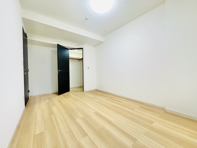 お子様部屋や書斎にぴったりな洋室です。　全居室にクローゼットを備え付けており、手持ちの衣類や荷物をすっきり収納できます。　新しいライフステージに合わせた、使い勝手の良い間取り構成が魅力です。