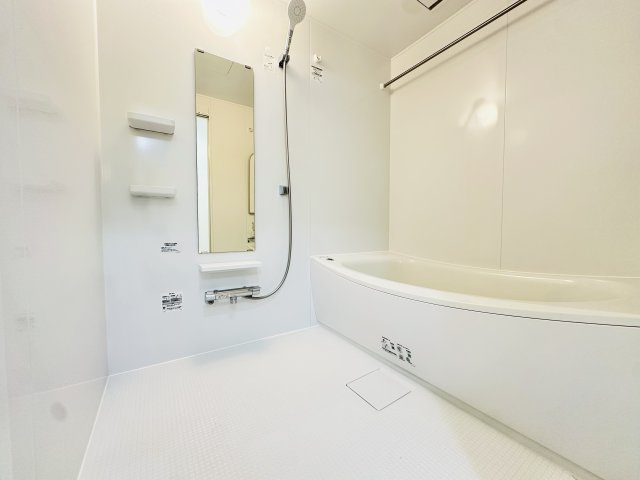 1日の疲れを癒すユニットバス　新規交換済みです。　雨の日の洗濯物乾燥や、冬場のヒートショック対策に大活躍する浴室換気乾燥機も新設いたしました。　清潔感溢れるバスルーム空間でリラックスできます。　