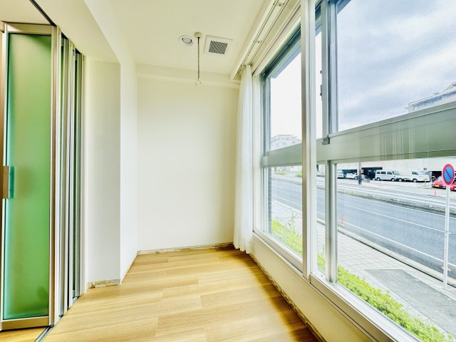 太陽光がたっぷり注ぎ込むシャイニースクエア。室内物干し金具を備えており、天候や花粉を気にせず快適に部屋干しができます。　ポカポカとした温もりを感じながら、インナーガーデンや読書空間としても楽しめます。