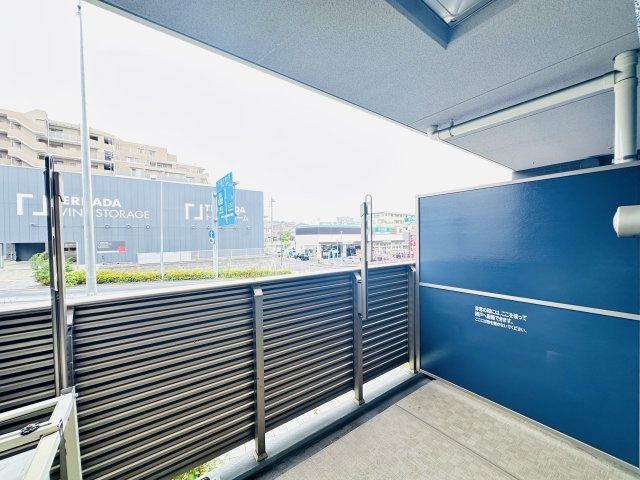 前面に遮るものがなく、開放的な景色が広がるバルコニー。　大きな屋根が設けられているため、急な雨でも洗濯物が濡れにくく安心です。　心地よい風が吹き抜け、日常のちょっとした気分転換にもぴったりな空間です。
