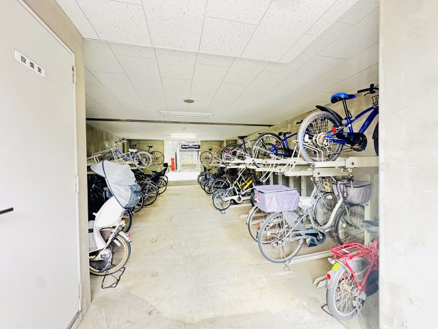 建物内に屋根付きの屋内駐輪場を完備。　大切な自転車を雨風や直射日光からしっかり守り劣化を防ぎます。　月額100円～300円と手頃な費用で利用可能。　綺麗に整理整頓され、日頃の良好な管理体制が伺えます。