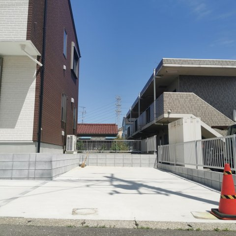 ゆとりある敷地で、駐車もスムーズなカースペース　