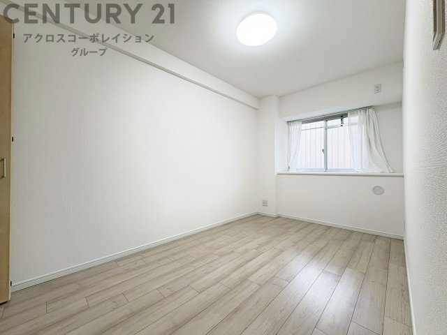 明るい色合いのフローリングとクロスを使用した洋室は家具やインテリアとも調和しやすく空間が広く感じられ開放感を生み出します。自然光を効果的に反射し、室内を明るく保つため、日中の照明使用を抑えられます。