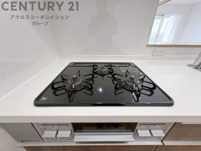 多数の調理器具を同時に使用でき、料理の効率化が可能。省エネで節約になり、様々な料理スタイルに適応できます。また、火力調整が独立しており、手入れや掃除もしやすく、今よりもっとお料理が楽しくなるかも。