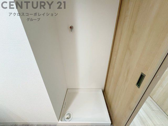 洗濯物の仕分け作業がしやすく、整理整頓が容易になります。洗濯音や湿気を他の部屋に持ち込まず、生活環境を快適に保ちます。上部を活用すれば収納スペースを確保でき洗剤や洗濯用品の整理もしやすくなります。