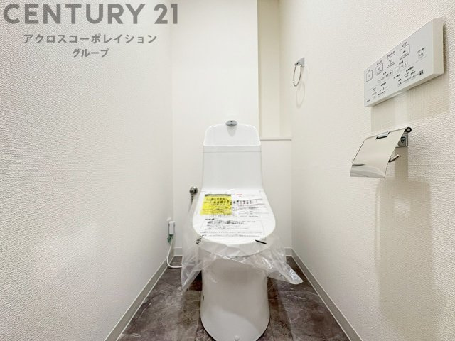 温水洗浄便座付トイレは温水洗浄機能により、暖かい水でおしりを洗浄することができ、冷たい水を使う従来の便座に比べ、温水洗浄機能で暖かいトイレを提供し、快適な使用を可能にします。
