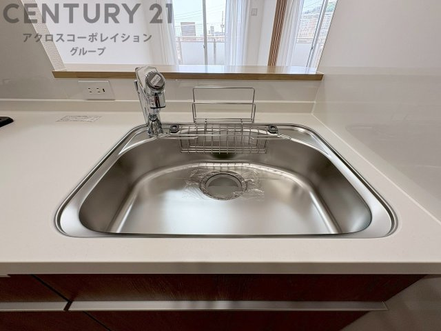 大きなシンクでお鍋などの大きな調理器具を洗う際にも便利です。