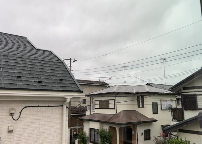 周辺に高い建物が少ない第一種低層住居専用地域ならではの穏やかな眺望です。青空が広がり通風や日当たりも良好で、家にいながら季節の移ろいや心地よい風を感じられる魅力的な住環境となっております。