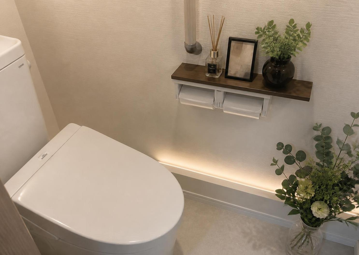 清潔感のある温水洗浄便座付きの節水型トイレです。1階と2階の2箇所に配置されているため、朝のラッシュ時や来客時にも安心です。小窓から自然光が入り、いつでも明るく爽やかな空間を維持できます。
