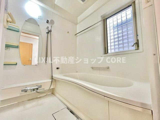 ゆったり入れる一坪バス。足を伸ばして入れるサイズは一日の疲れを癒すのに嬉しい広さですね。　